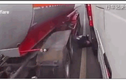 Video: Kinh hoàng cảnh tài xế ô tô suýt mất mạng dưới bánh xe bồn