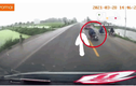 Video: Tài xế đánh lái xuất thần, cứu mạng người đàn ông đi xe máy