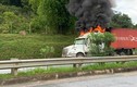 Xe container cháy dữ dội trên cao tốc Nội Bài - Lào Cai