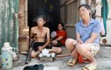 Người lao động nghèo ở chân cầu Long Biên mất ngủ vì nắng nóng