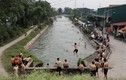 Con mương dài 10km trở thành bãi tắm cho trẻ em Hà Nội