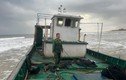 Cận cảnh tàu “lạ” trôi dạt vào bờ biển miền Trung