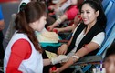 Người đẹp Nguyễn Thị Loan rạng rỡ đi hiến máu