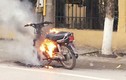Nam thanh niên tự đốt xe máy sau màn đôi co với CSGT
