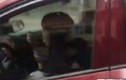 Video: Nữ tài xế vừa cầm bát ăn vừa lái ô tô trên phố Hà Nội