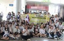 Fan tụ tập ở sân bay Tân Sơn Nhất, hô to tên “Hương Giang“