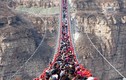 Hàng trăm người chen chúc trên cầu treo đáy kính dài nhất thế giới