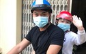 Hot Face sao Việt: Chồng trẻ Lê Phương lái xe đưa con riêng đi học