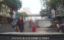 Video: Nữ tài xế lùi ô tô đâm vào xe người khác còn hùng hổ bắt đền
