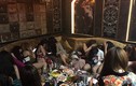 Hơn 60 cô gái “thiếu vải” chạy tán loạn trong quán karaoke không phép