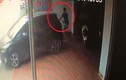 Video: Nữ tài xế bất cẩn lùi ô tô đâm trúng nam thanh niên