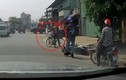 Video: Tránh phụ nữ đi ngược chiều, người đi xe máy suýt chết 