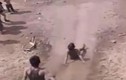 Video: Tuyệt chiêu “trượt bùn chống nóng” của trẻ em