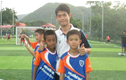 Tuổi thơ bất hạnh của huấn luyện viên đội bóng Thái Lan mất tích 