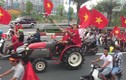 Video: CĐV lái 4 máy cày “chất như nước cất” đi đón Olympic Việt Nam