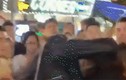 Video: Bị giật tóc đánh ghen giữa phố, bồ nhí tránh camera ghi hình