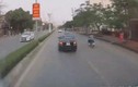 Video: Chạy tốc độ "bàn thờ", ô tô lật ngược xoay tròn như phim