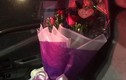 Người đàn ông lấy hoa từ nhà tang lễ làm quà Valentine tặng vợ