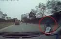 Video: Vừa lái xe vừa dùng điện thoại, nam thanh niên suýt mất mạng