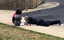 Dân mạng thích thú ảnh cảnh sát chơi búp bê với trẻ nhỏ