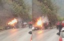 Xế hộp bốc cháy dữ dội sau va chạm xe bán tải