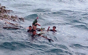 Chùm ảnh: Rưng rưng xúc động đón 3 ngư dân bơi 25 giờ trở về  