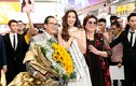 Hoa hậu Khánh Vân khóc trong vòng tay bố mẹ tại sân bay