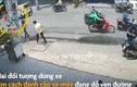 Video: Kẻ trộm tháo chạy trối chết khi bị chủ nhà đánh đuổi
