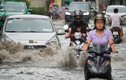 Xe sang Rolls-Royce chết máy sau cơn mưa lớn ở Thảo Điền