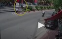 Video: Xe máy đi ngược chiều tông thẳng dưới gầm ô tô 