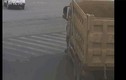 Video: Lạng lách tạt đầu xe tải, 2 bố con thoát chết khó tin 