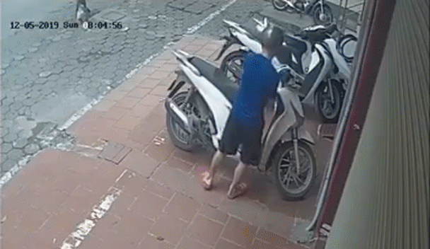 Video: Hai tên trộm mở khóa đánh cắp xe SH giữa ban ngày ở Hà Nội