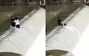 Đang chụp ảnh tự sướng bên đập nước, hai cô gái bị cuốn trôi