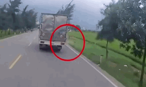 Video: 2 xe tải tông nhau giữa đường vì tránh người đàn ông vượt ẩu