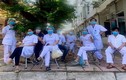 Nhóm y, bác sĩ Bắc Giang cạo đầu để tiện chống dịch
