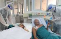 Cụ bà 71 tuổi mắc COVID-19 ở Hà Nội xin nhường máy thở cho chồng
