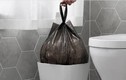 Mở túi nilon vứt trong toilet ở nhà, người đàn ông hoảng hốt báo cảnh sát