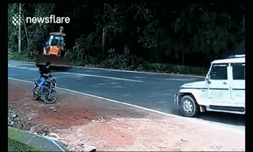 Video: Ôtô tông văng máy xúc, cứu mạng người đàn ông ngồi bên đường