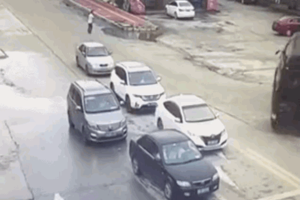 Video: Container mất lái đè bẹp 3 chiếc xe ô tô đang dừng chờ đèn đỏ