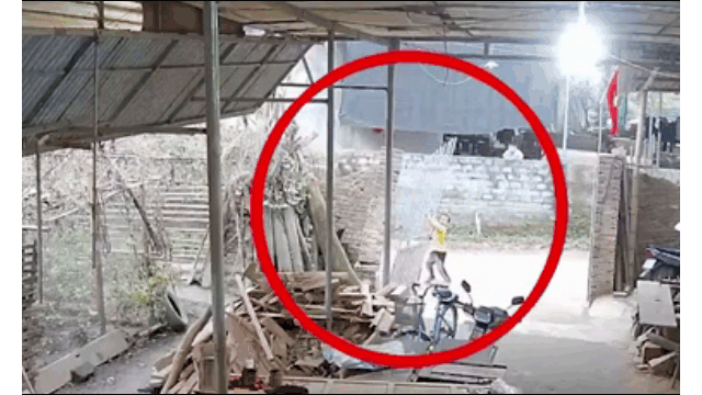 Video: Bức tường bất ngờ đổ sập, đè trúng lên người bé gái