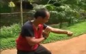 Video: Tự chém vào tay, võ sư “ảo tưởng” sức mạnh nhận kết đắng