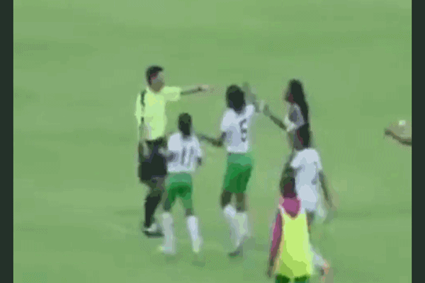 Video: Thua trận, cầu thủ nữ cởi áo đuổi đánh trọng tài ngay trên sân