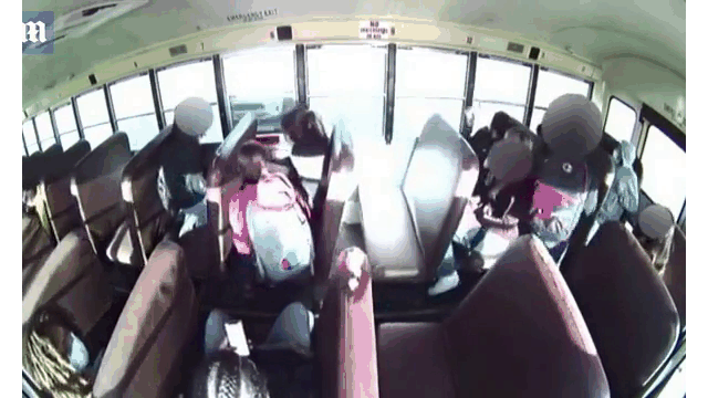 Video: Ô tô tông trực diện xe buýt, 23 học sinh “bay” tứ tung trong xe
