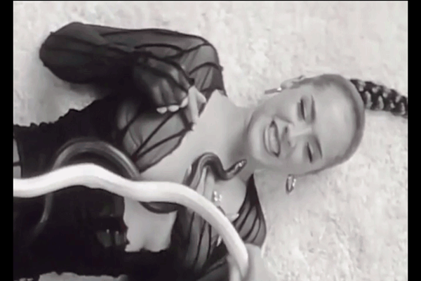 Video: Nữ ca sĩ bất ngờ bị rắn cắn trúng mặt khi quay MV