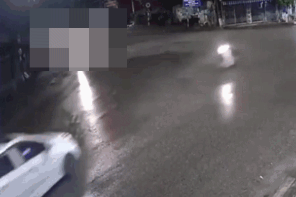 Video: Kinh hoàng cảnh xe máy phóng nhanh tông trực diện ô tô ở ngã 3