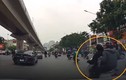 Video: Chuyển làn ẩu, hai cô gái đi xe máy lao vào đầu ôtô