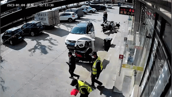 Video: Lốp văng ra từ xe tải "hạ gục" nam cảnh sát