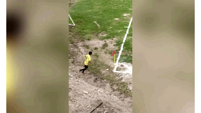 Video: Khó tin, cầu thủ ghi bàn trực tiếp từ quả đá phạt góc