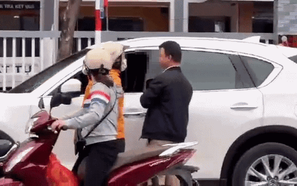 Va chạm với ô tô, người phụ nữ hung hãn tát liên tiếp tài xế