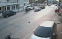 Video: Nhấn nhầm chân ga sau va chạm, nữ tài xế tông bay 6 xe máy